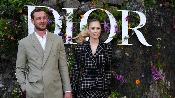 Pierre Casiraghi und Beatrice Borromeo vor einem Dior Logo.
