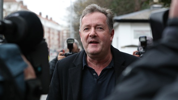 Piers Morgan spricht zu Reportern vor seinem Haus in Kensington, im Zentrum Londons.