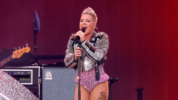 Sängerin Pink live bei einem Konzert 