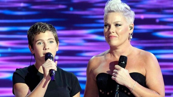 Pink tritt mit ihrer Tochter Willow Hart am letzten Tag der Democratic National Convention im United Center in Chicago auf.