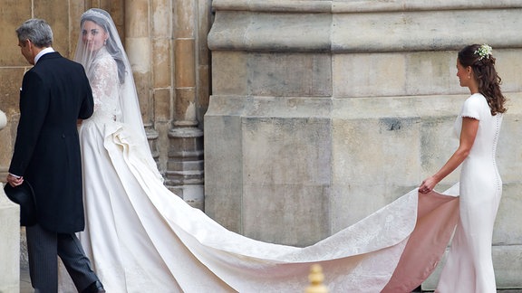 Kate Middleton (2L) kommt mit ihrem Vater Michael (L) und ihrer Schwester Pippa (R) am 29. April 2011 zu ihrer Hochzeitszeremonie in Westminster Abbey.