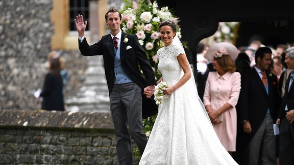 Pippa Middleton, Mitte rechts, geht mit James Matthews nach ihrer Hochzeit in der St. Mark's Church in Englefield, England, am Samstag, 20. Mai 2017, spazieren.