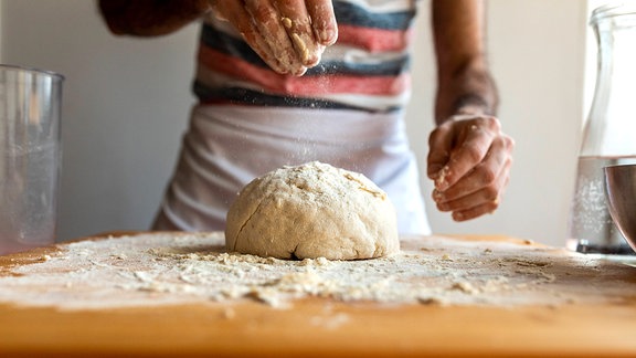 Pizzateig wird bearbeitet