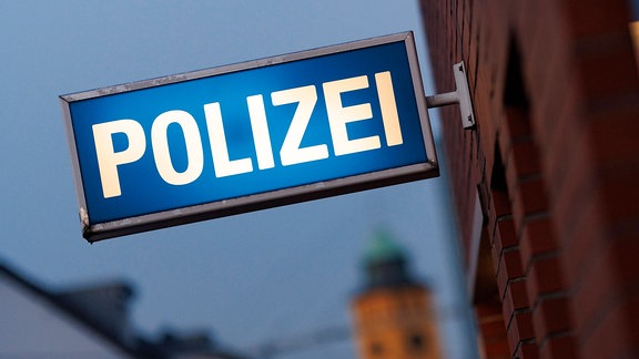 Ein Schild POLIZEI an einer Polizeiwache.