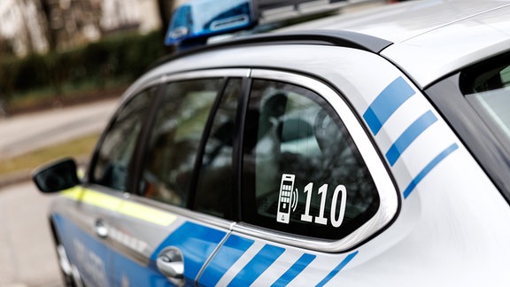 Die Notrufnummer 110 ist auf einem Einsatzfahrzeug der Polizei am 27.01.2025 in München (Bayern) zu sehen.