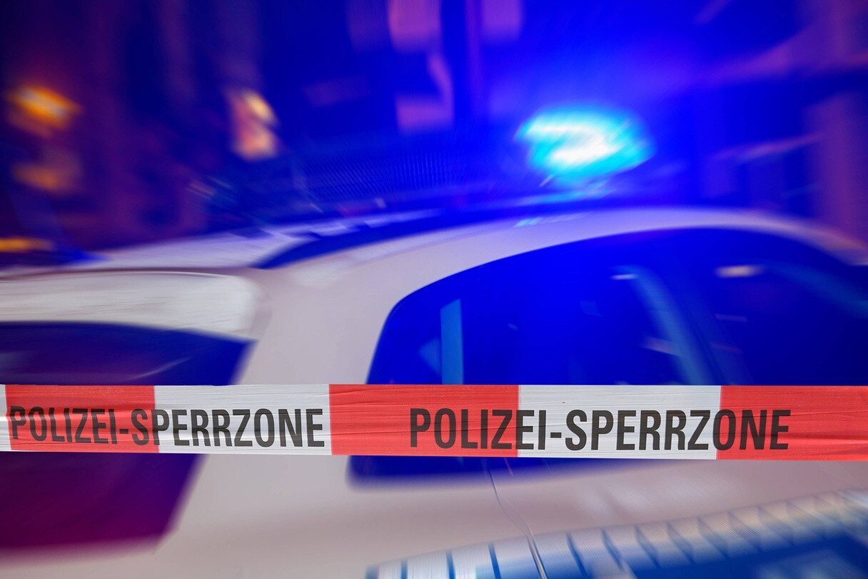 Eine Montage zeigt eine Polizeiabsperrung und dahinter ein Polizeiauto mit Blaulicht.