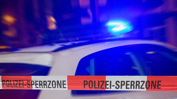 Eine Montage zeigt eine Polizeiabsperrung und dahinter ein Polizeiauto mit Blaulicht.