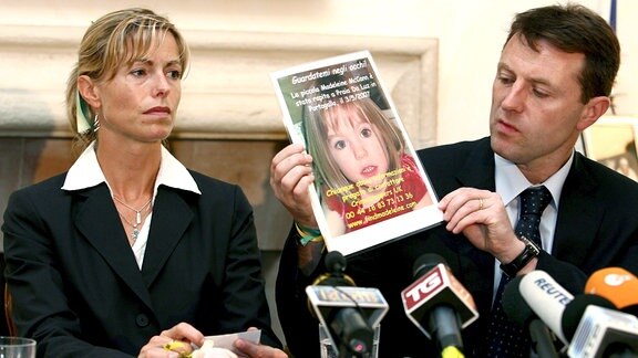 Die Briten Kate und Gerry McCann, die Eltern der entführten vierjährigen Madeleine McCann, halten während einer Pressekonferenz ihrer vermissten Tochter.