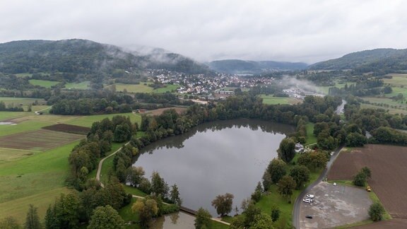 Blick über eine Landschaft mit See.