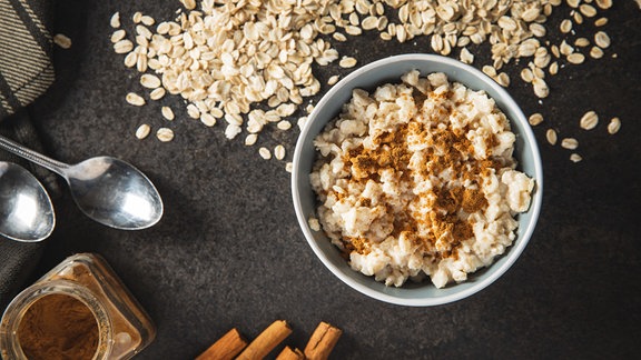 Porridge in einer Schüssel mit Zimt