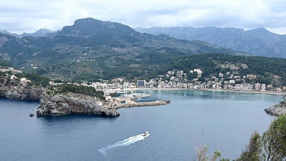 Blick in die Bucht und den Hafen von Port de Soller auf Mallorca
