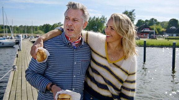 Immernoch gute Freunde: Nora Kaminski (Tanja Wedhorn, re.) und ihr Exmann Peer (Dirk Borchardt, li.)