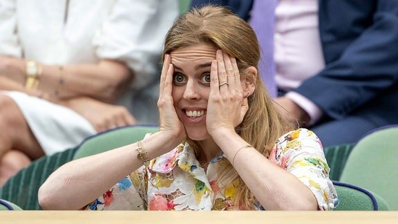 Prinzessin Beatrice reagiert beim Tennis in Wimbledon