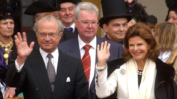 Der schwedische König Carl XVI. Gustaf und seine Gemahlin Silvia, begleitet von Prinz Andreas von Sachsen-Coburg, winken am Mittwoch (16.10.2002) in Gotha den Zaungästen zu.