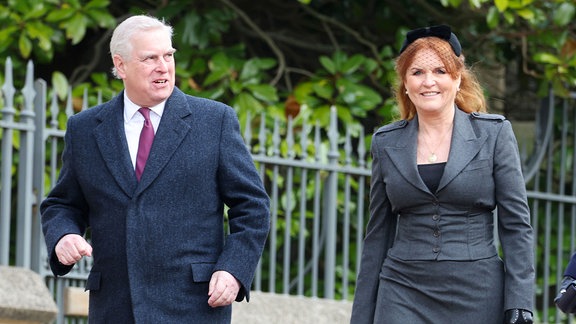 Prinz Andrew, Herzog von York und Sarah, Herzogin von York, kommen auf Schloss Windsor zu einem Gedenkgottesdienst für König Konstantin II. von Griechenland an, der im Januar 2023 gestorben war. 