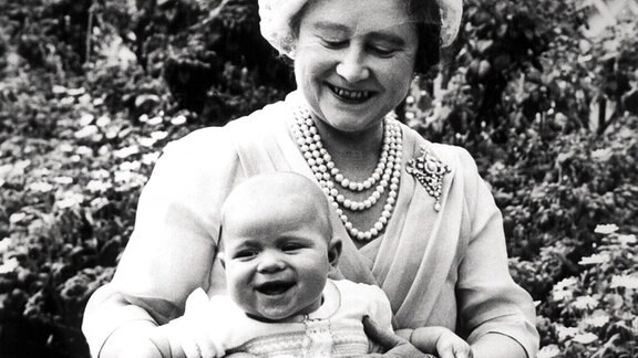 Königin Elizabeth, die Königinmutter, fotografiert mit ihrem Enkel, Prinz Andrew.