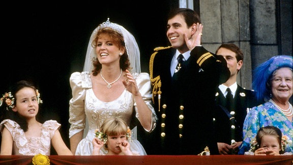 Hochzeit von Prinz Andrew von England (Sohn von Elisabeth II) und Sarah Ferguson am 23. Juli 1986 in London. Auf der rechten Seite: Königinmutter