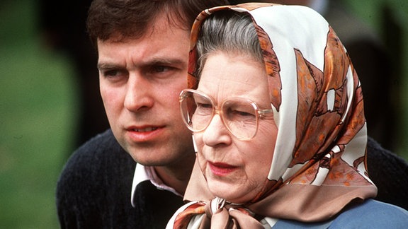 Königin Elizabeth mit ihrem Sohn Prinz Andrew