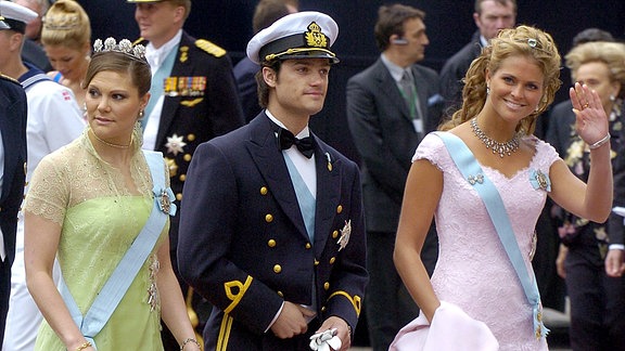 Konprinzessin Victoria von Schweden (l-r) und ihre Geschwister Prinz Carl Philip und Prinzessin Madeleine treffen am 14.05.2004 vor dem Dom in Kopenhagen zu der Trauung des dänischen Kronprinzen Frederik ein.