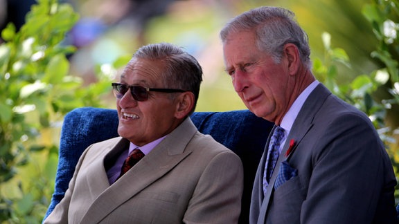 Prinz Charles und König Tuheitia.
