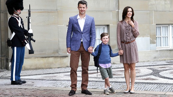 Prinz Christian draußen mit seinen Eltern Kronprinz Frederik und Kronprinzessin Mary vor dem Aufbruch zur Schule.