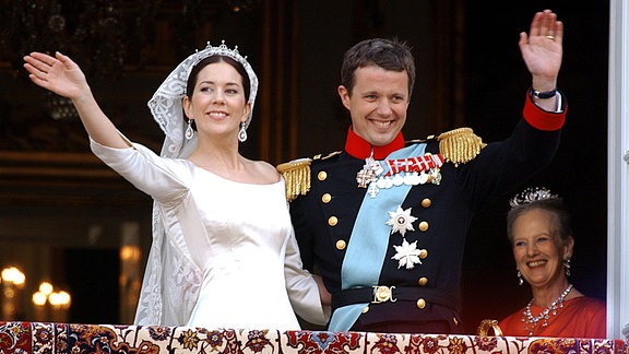 Der dänische Kronprinz Frederik (r) und seine frisch angetraute Frau Prinzessin Mary