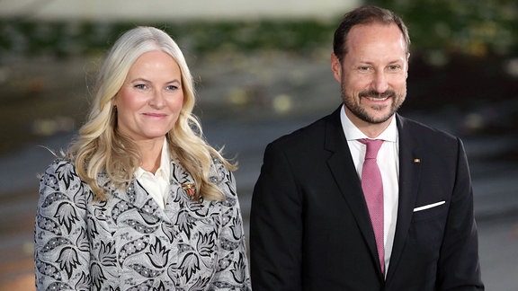 Empfang des norwegischen Kronprinzen Haakon rechts und Kronprinzessin Mette-Marit links durch den Bundeskanzler im Bundeskanzleramt.