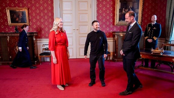 Kronprinz Haakon (NO), Kronprinzessin Mette-Marit (NO), Wolodymyr Selenskyj, Präsident der Ukraine bei einer Audienz des norwegischen Kronprinzregenten und der Kronprinzessin für den ukrainischen Präsidenten im Königlichen Schloss in Oslo.