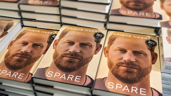 Stapel des englischen Exemplares von "Spare", der Autobiografie von Prinz Harry