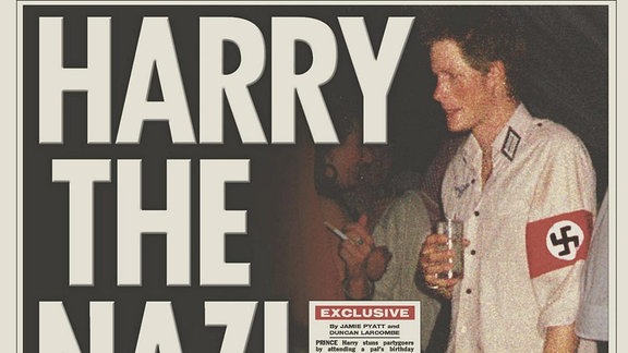 Die Titelseite der Zeitung The Sun vom Donnerstag, 13. Januar 2005, zeigt Prinz Harry mit einer Zigarette und einem Drink in der Hand, der auf einer Kostümparty eine Hakenkreuz-Armbinde trägt.