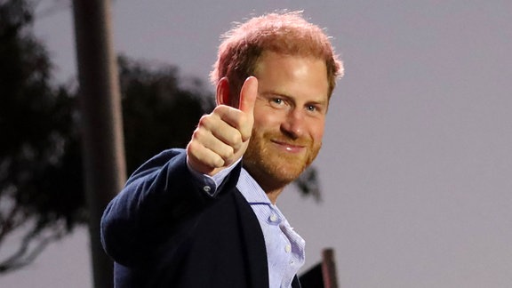 Prince Harry zeigt Daumen hoch