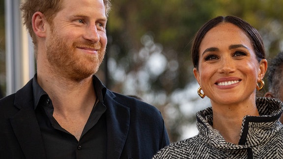 Prinz Harry, Herzog von Sussex, und seine Frau Meghan, Herzogin von Sussex, lächeln 2023