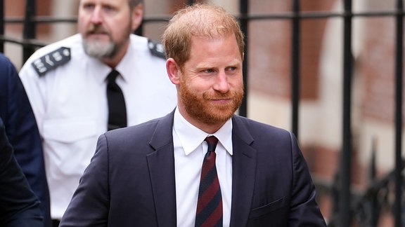 Prinz Harry kommt vor dem Royal Courts of Justice an. Harry streitet sich mit dem britischen Innenministerium über seine Sicherheitsvorkehrungen.