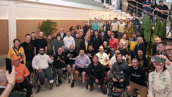 Auf diesem vom Superhumans Center zur Verfügung gestellten Foto posiert Prinz Harry (M) im Superhumans Center, einer orthopädischen Klinik in der Ukraine, mit Menschen, die im Krieg mit Russland verwundet wurden.