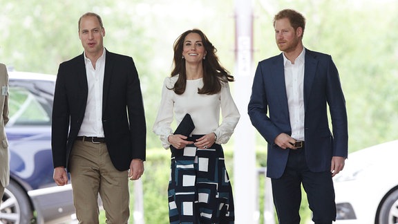 William, Kate und Harry starten die Kampagne „Heads Together“ für psychische Gesundheit. Der Herzog und die Herzogin von Cambridge und Prinz Harry (rechts) kommen im Queen Elizabeth Olympic Park im Osten Londons an.