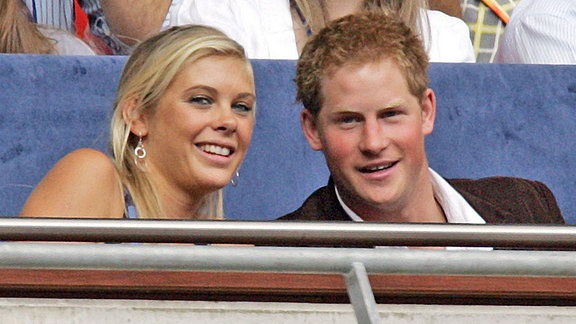 Prinz Harry und Chelsy Davy sitzen beim Gedenkkonzert für Prinzessin Diana im Wembley-Stadion. 