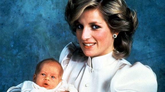 Prinzessin Diana mit Sohn Prinz Henry auf dem Arm