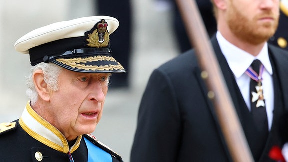 König Charles III und Prinz harry bei der Beerdigung von Königin Elisabeth.