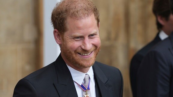 Prinz Harry lacht.