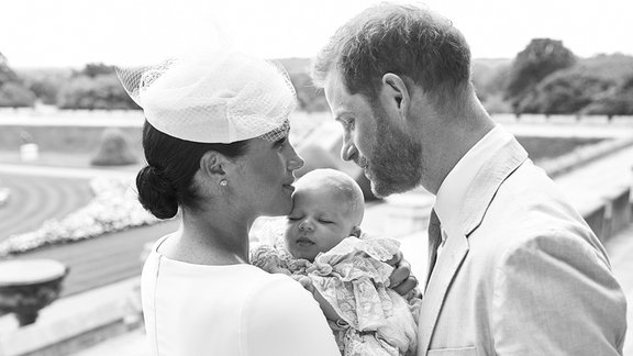 Dieses vom britischen Herzog und der Herzogin von Sussex zur Verfügung gestellte Bild zeigt Herzogin Meghan (l) und Prinz Harry, die ihren Sohn Archie Harrison Mountbatten-Windsor bei seiner Taufe im Windsor Castle halten.