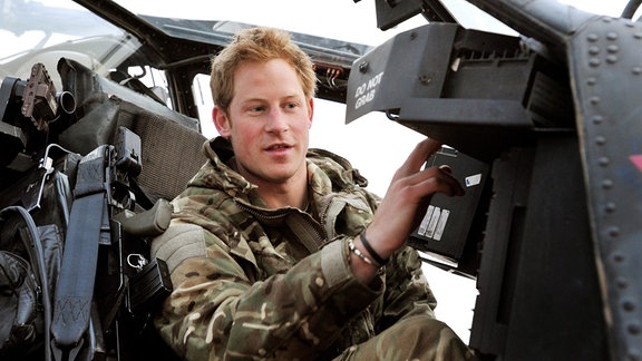 Prinz Harry sitzt am 21.01.2013 im Cockpit eines Apache-Hubschraubers in Camp Bastion (Afghanistan). 