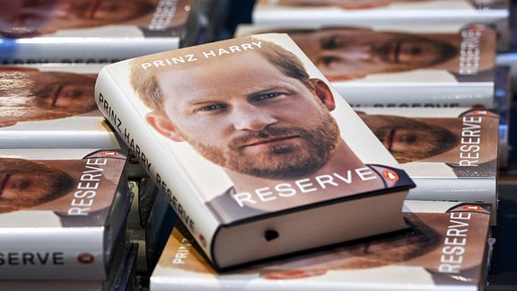 Mehrere Ausgaben der Biografie von Prinz Harry auf einem Verkaufstisch