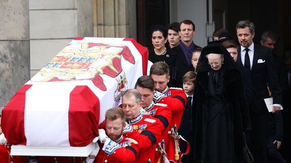 Der Sarg von Prinz Henrik von Dänemark wird aus einer Kirche getragen