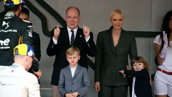Fürst Albert II. von Monaco mit Fürstin Charlene von Monaco und ihren Kindern Gabriella und Jacques besuchen die Preisverleihung des E-Prix von Monaco.