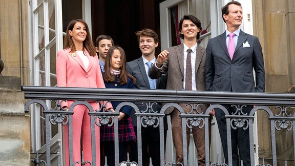 Prinzessin Marie und Prinz Joachim und Prinz Henrik und Prinzessin Athena und Prinz Nikolai und Prinz Felix feiern den 83. Geburtstag der Königin auf dem Balkon von Schloss Amalienborg Christian IX.