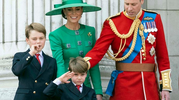 Prinz Louis salutiert beim Trooping The Colour am 17.06.2023.