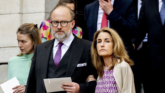 Prinz Robert von Luxemburg, Prinzessin Julie de Nassau nach der kirchlichen Hochzeit von Alexandra von Luxemburg und Nicolas Bagory in der Kirche Saint Trophyme in Bormes-les-Mimosas, Frankreich, 29. April 2023.