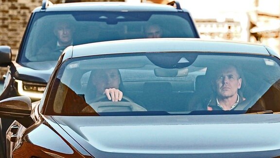 Prinz William (l) fährt ein Auto.