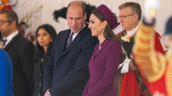 Prinz William und Kate Middleton bei der feierlichen Begrüßung des südafrikanischen Präsidenten.