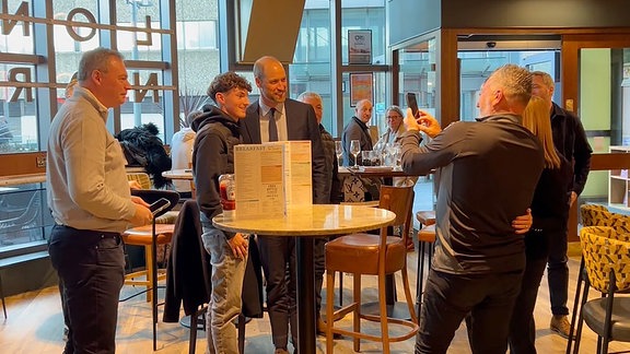 William (l), der Prinz von Wales trifft die Fans von Aston Villa in einem Pub im Zentrum von Birmingham vor der Partie.